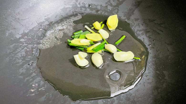 黄瓜炒鱿鱼,锅中倒入适量的食用油烧热，放入葱姜蒜爆香