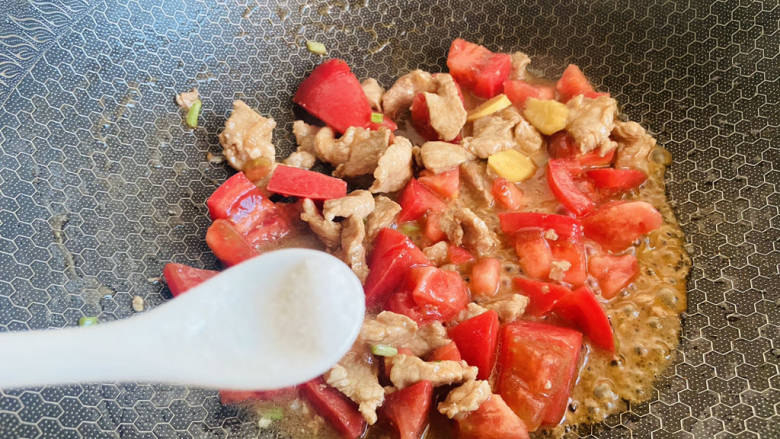 西红柿炖猪肉,根据个人口味加入适量盐