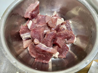 红焖牛肉煲➕胡萝卜土豆红焖牛腩堡,牛腩清洗切块，不要切的太小，牛腩炖煮缩水比较多