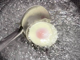 糖心蛋,轻轻把鸡蛋全放到水里，30-60秒表面凝固就行了，捞出来。
