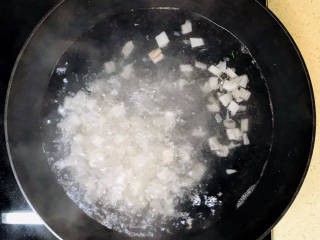 炝炒藕片,锅里加水烧开，加入藕丁，焯水三分钟，捞出来加水浸泡，以防氧化变色