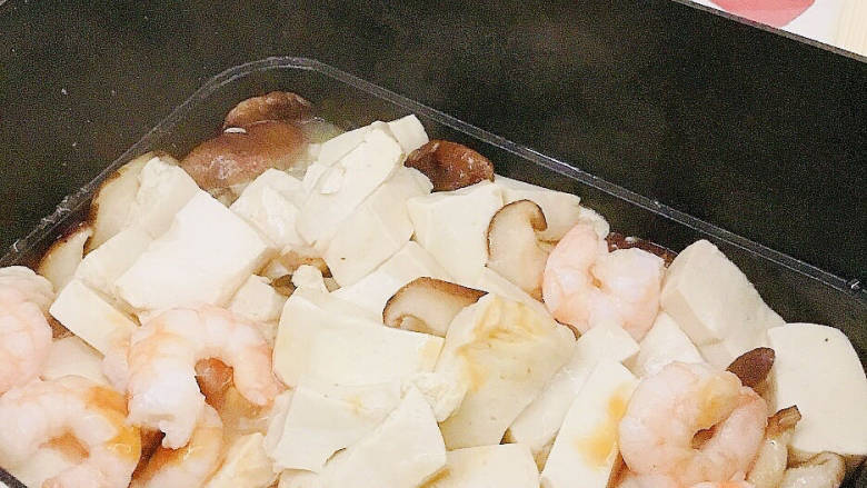 虾仁豆腐煲,拌匀
