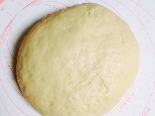 淡奶油小餐包,将发酵好的面团用手掌压扁，使面团充分排出空气。