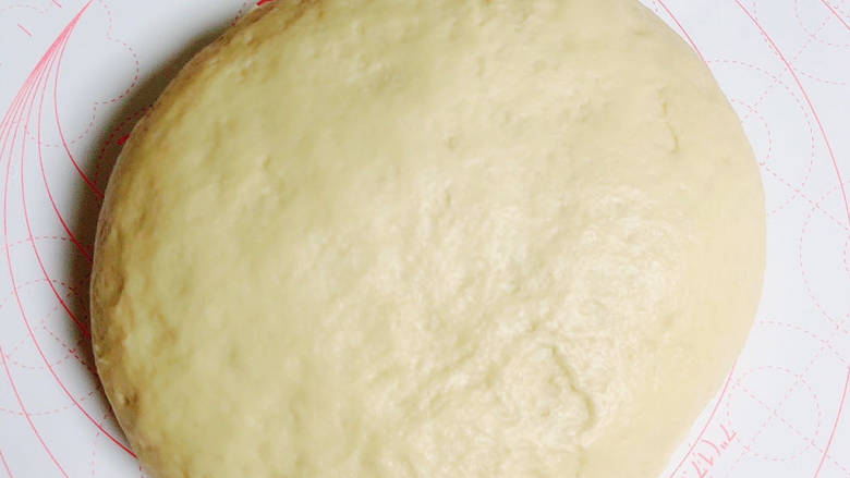 淡奶油小餐包,将发酵好的面团用手掌压扁，使面团充分排出空气。