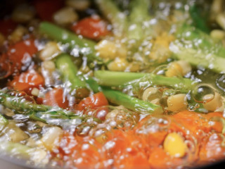 牛油果拌饭,有的人喜欢加点蔬菜，那就选一些绿叶菜，用水焯一下，跟牛油果一起放入米饭中拌匀即可。