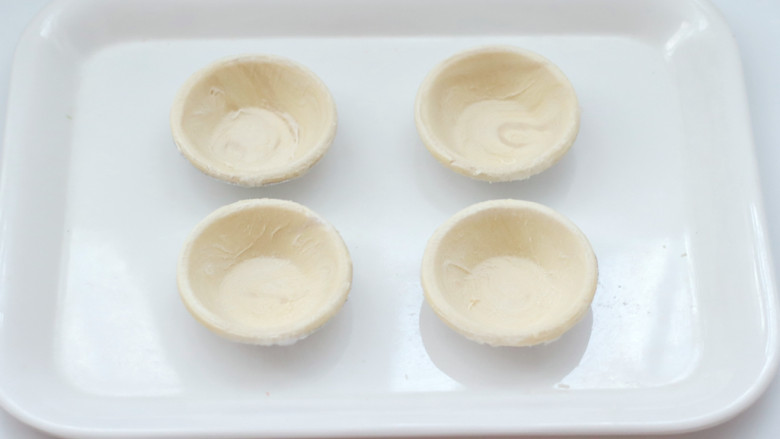 密豆蛋挞,蛋挞胚提前从冰箱取出室温解冻。