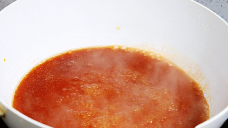 菠萝炒鸡,原锅留底油，倒入刚才调好的酱汁，烧至浓稠