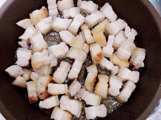 香菇卤肉饭,白糖融化，放入五花肉翻炒均匀。
