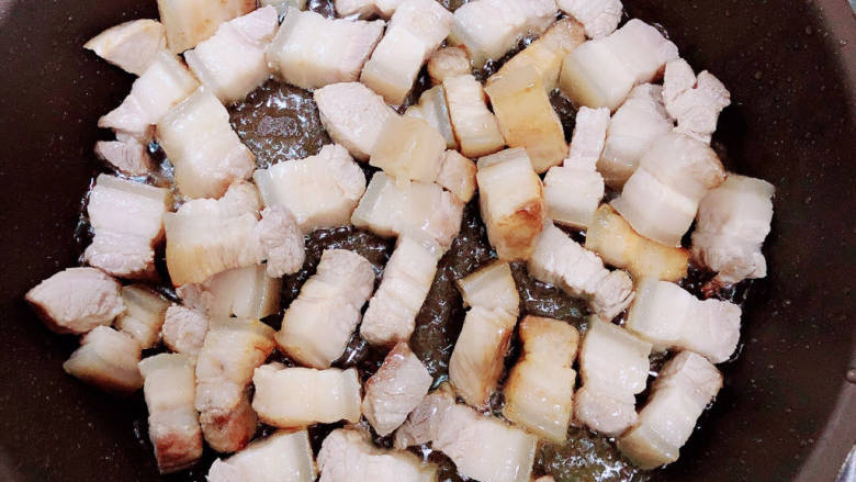香菇卤肉饭,白糖融化，放入五花肉翻炒均匀。