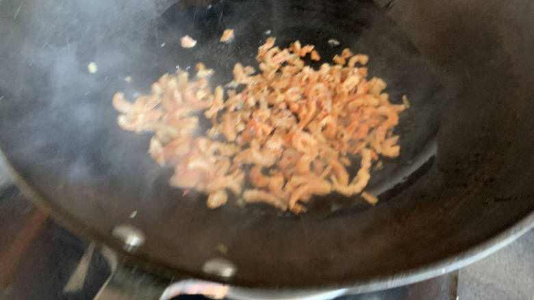 虾米粉丝煲,下入虾米煸炒