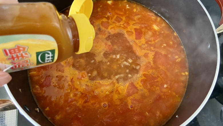 酸汤粉➕肉末酸汤米粉,加入一茶匙太太乐鸡汁增鲜调味。酸汤本身是比较咸比较酸的，不用加太多调味。