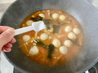 虾滑汤➕番茄白玉菇虾滑汤,尝下咸淡，根据自己口味补充少许食盐