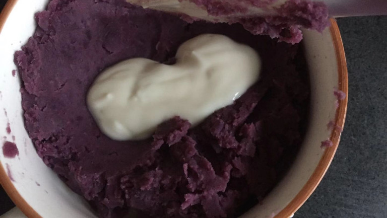 紫薯夹心蛋糕,蒸熟的紫薯放入碗中压成泥，加入一些<a style='color:red;display:inline-block;' href='/shicai/ 885'>酸奶</a>，搅拌均匀备用