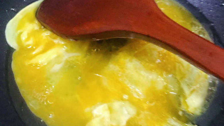 包菜粉丝炒鸡蛋,热油下锅，并将蛋液倒进锅里