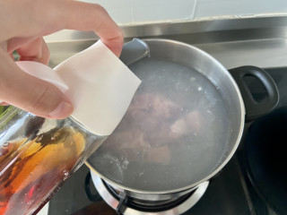 梨子炖肉➕银耳雪梨煲瘦肉,坐锅烧水，放入瘦肉，一汤匙料酒煮开