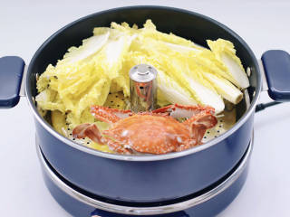 娃娃菜海鲜汤,锅中倒入适量的清水，把娃娃菜和梭子蟹放入锅里。
