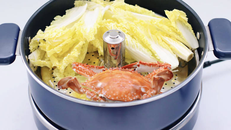 娃娃菜海鲜汤,锅中倒入适量的清水，把娃娃菜和梭子蟹放入锅里。
