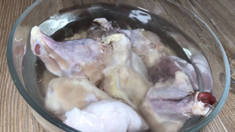 莲藕酱炖鸡腿肉,鸡腿浸泡半小时以去血污。再洗净沥水