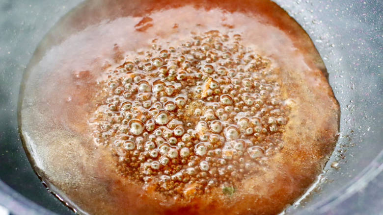 鸿运来～梅菜扣肉,取出，把碗中多余的汤汁倒入锅中煮沸，加入少许水淀粉勾芡备用。