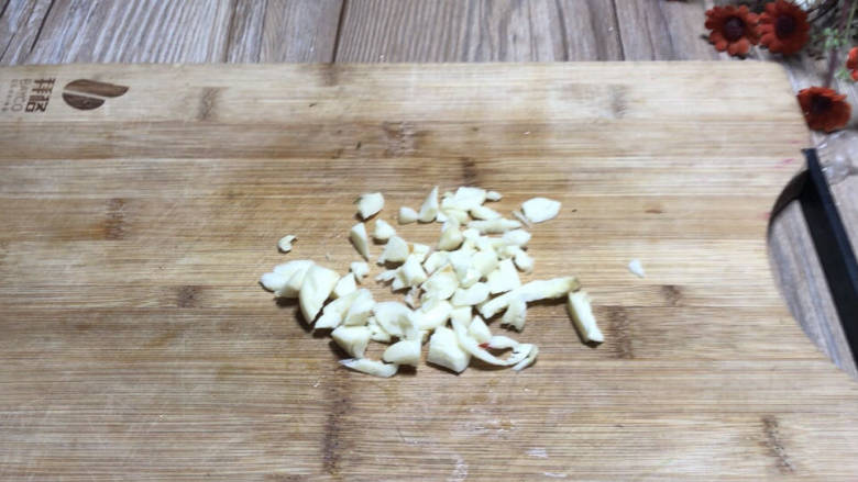 瓜子仁炝白菜,蒜头拍松去皮，切碎备用