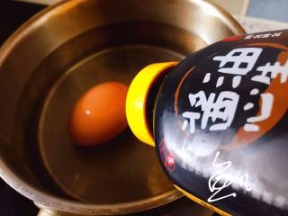 香菇卤肉饭,鸡蛋洗净放入汤锅，放入酱油
