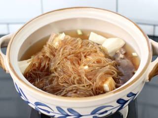 排骨豆腐砂锅,锅中倒入适量的清水。