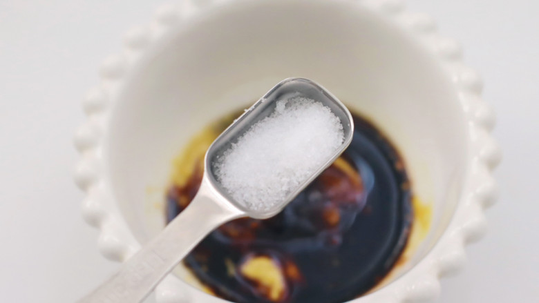 芥末凉拌飞蛤西兰花,加入适量的盐。
