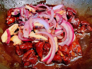 红酒炖羊肉,炖至汤汁浓稠时放入炒好的圆葱和花菇一起大火炒匀