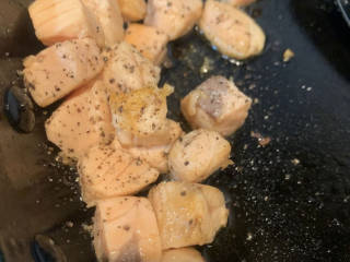 牛油果拌饭,但我不喜欢吃生的三文鱼，我还是喜欢在锅中煎一下再食用。撒点盐和黑胡椒即可，煎至金黄色。