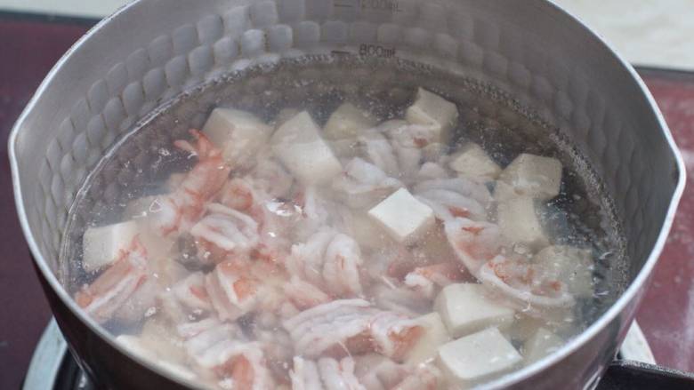 豆腐蛋花汤,锅中重新添水烧沸，将豆腐和虾仁一起放进去煮两分钟。