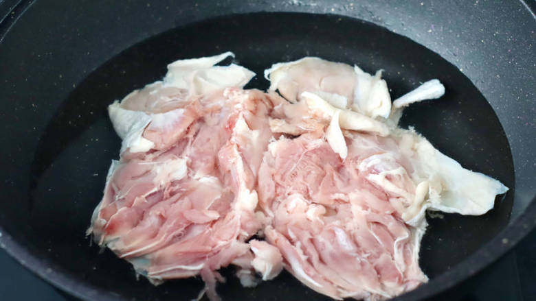 彩椒鸡腿饭,锅中倒入适量的清水，放入鸡腿。