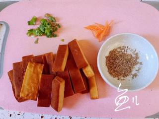 孜然煎豆干,豆干切1-2厘米宽条，葱切碎，胡萝卜切细丝