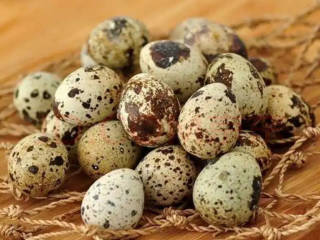鹌鹑蛋红烧肉,鹌鹑蛋15个左右，喜欢吃可以多放几个。
