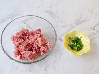 蔬菜卷,猪肉洗净用料理机打成肉末，葱切葱花