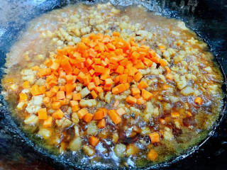 肉末盖莴笋丝,所有调味料炒匀入味放入胡萝卜粒炒至断生