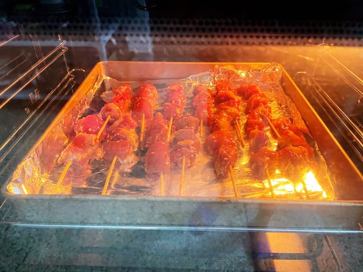 烤里脊肉,放入预热好的烤箱，上下火180度，烤15分钟