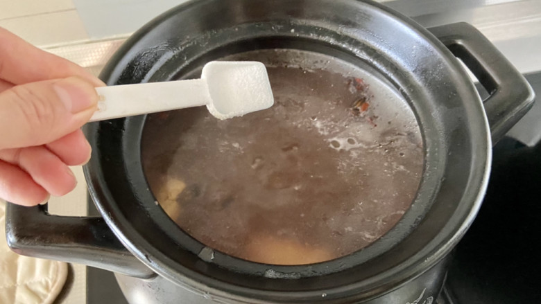 莲藕炖猪蹄➕花生莲藕炖猪蹄,捞出汤料包，加入枸杞，尝下咸淡，根据自己口味加入适量食盐，继续煮一两分钟即可