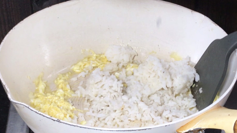 酸豇豆蛋炒饭,放入米饭，加少许清水，盖上锅盖焖3分钟