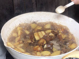 土豆烧牛筋,加入适量清水，蚝油、胡椒粉，拌匀，煮沸后，盖上锅盖中火烧10分钟