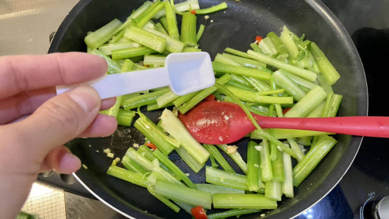 芹菜炒香干➕芹菜榨菜炒香干,加一点食盐翻炒均匀，增加芹菜的底味