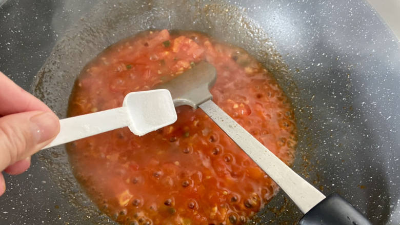 番茄炒鱼片,尝下咸淡，如果觉得淡，根据个人口味补充少许食盐