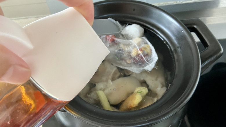 莲藕炖猪蹄➕花生莲藕炖猪蹄,取大汤锅，我用的砂锅，加入适量清水，猪蹄，拍散的姜块，汤料包，一汤匙料酒