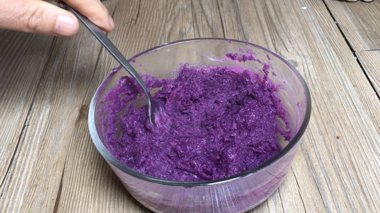 紫薯夹心蛋糕,取出蒸熟的紫薯，放入黄油中，压成泥后搅拌均匀备用