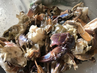家常炒螃蟹,去掉每个腿部尖尖的地方，大钳子先掰下来，然后壳打开把内脏去除。