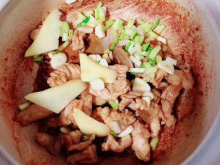冬瓜瘦肉汤,加入葱姜蒜爆香。