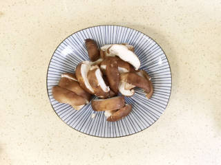 土豆香菇焖鸡,香菇洗净，切厚片