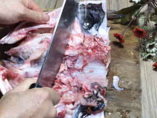 紫苏蒸鱼头,鱼头剁开，将中间的大骨砍断