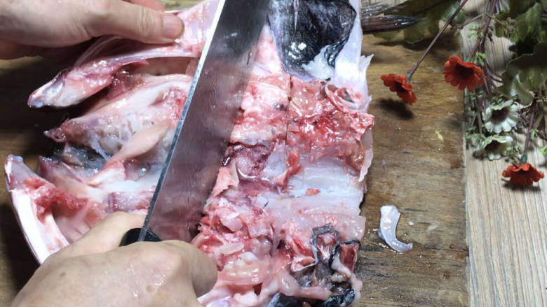紫苏蒸鱼头,鱼头剁开，将中间的大骨砍断