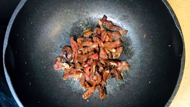 京葱炒肉丝,起油锅，加入已经腌制入味的猪肉