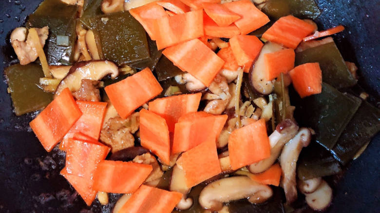 海带炒肉片,加入胡萝卜翻炒入味后，即可出锅了。